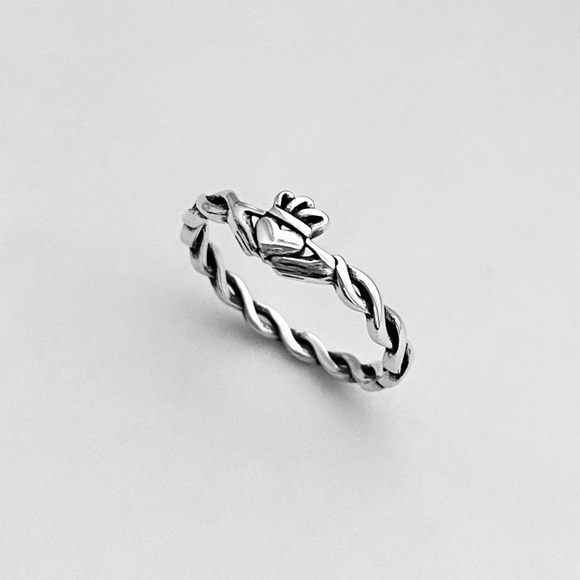 Sterling Silver Minimalist Claddagh Ring with Rope Band, Irish Rings, Crown Ring - Picture 8 of 14